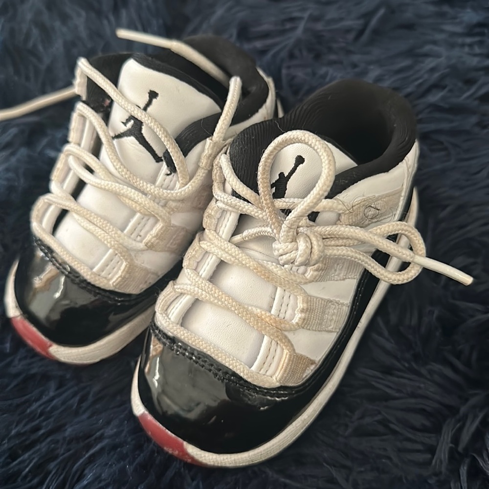 Black and white red 11 low